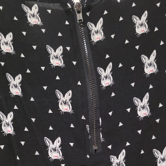 Torrid Black and White Cat Print Short Sleeve Top - Picture 4 of 5